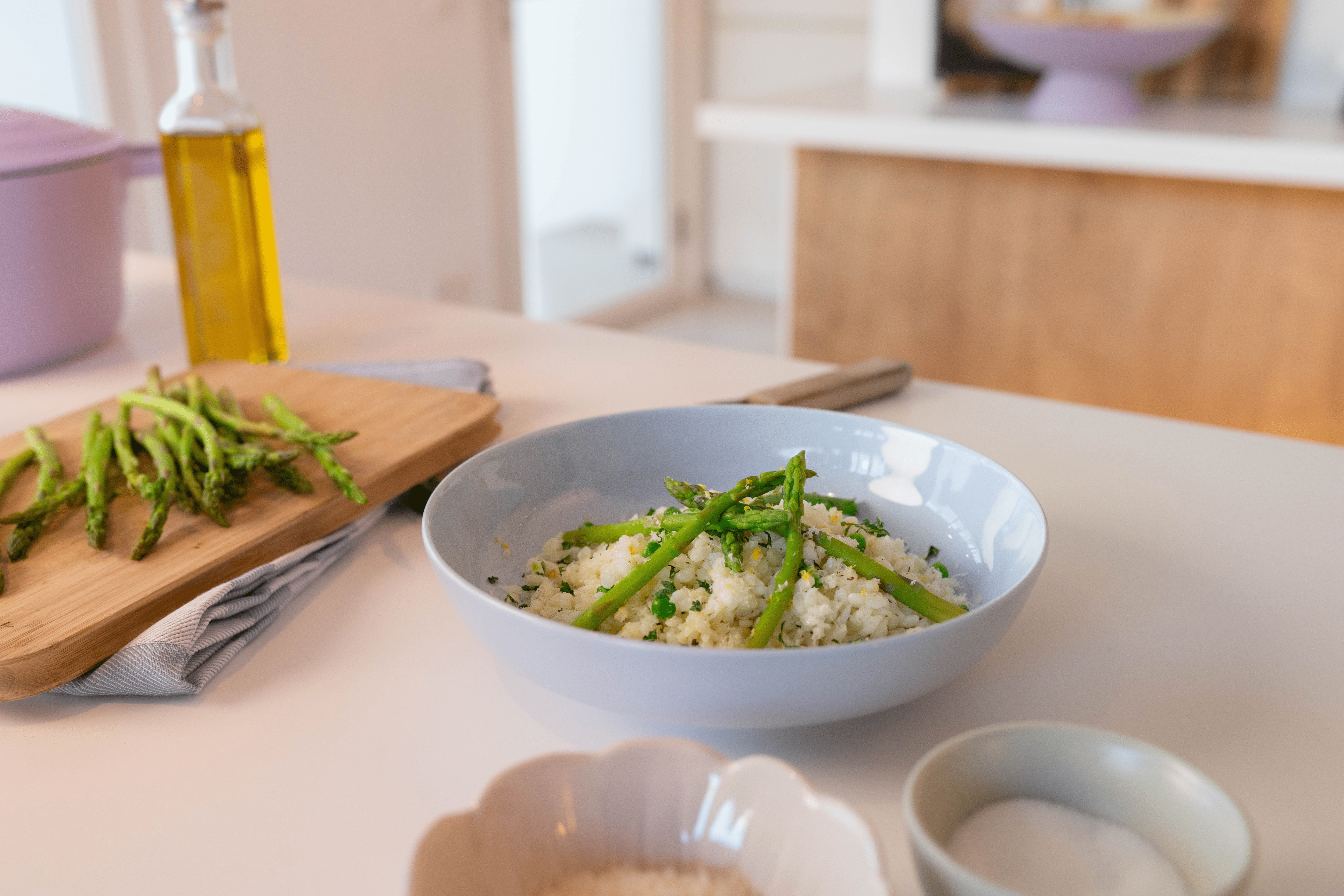 Romig rijstgerecht met asperges en erwten