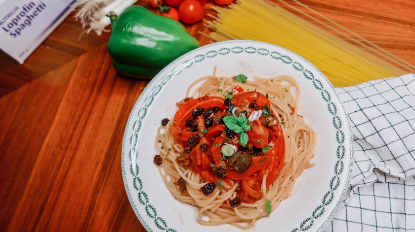 Spaghetti met tomaten, olijven & paprika