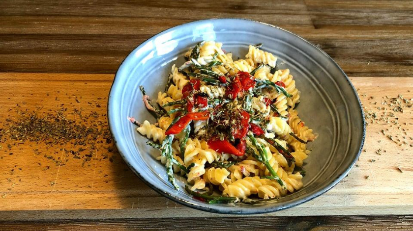 Fusilli met zeekraal en gepofte paprika