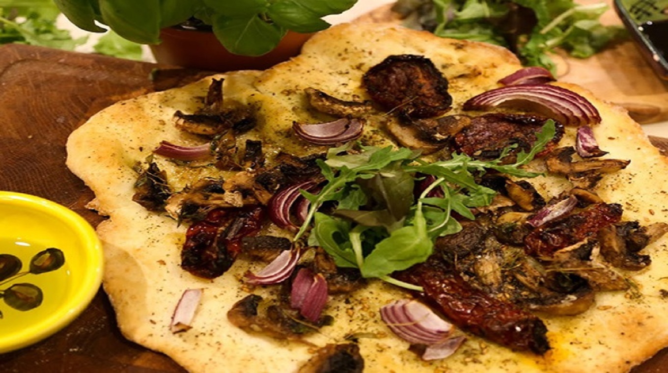 Pizza met tomaat oregano en basilicum